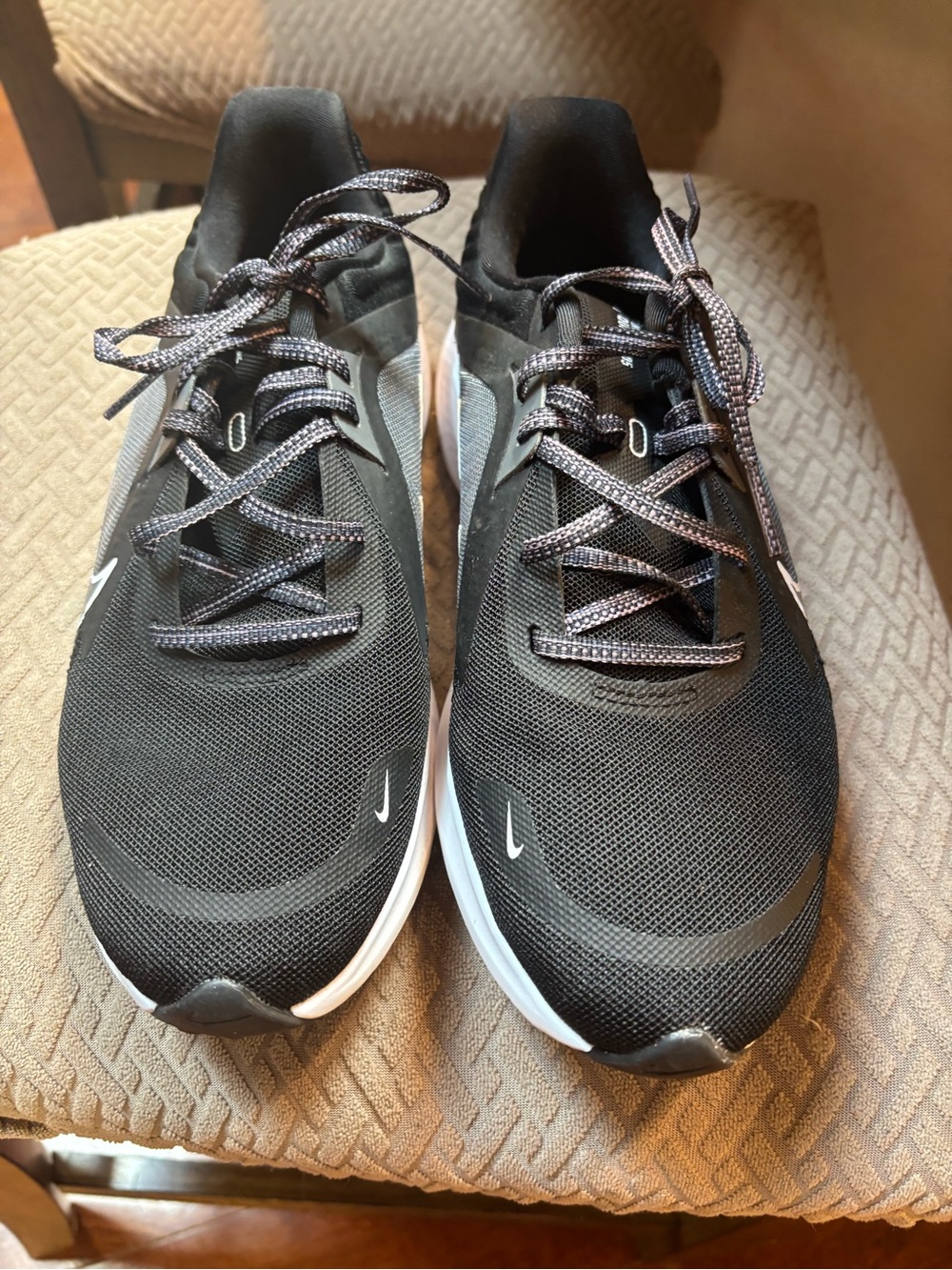 Nike womens Black & White Athletic Running Shoes